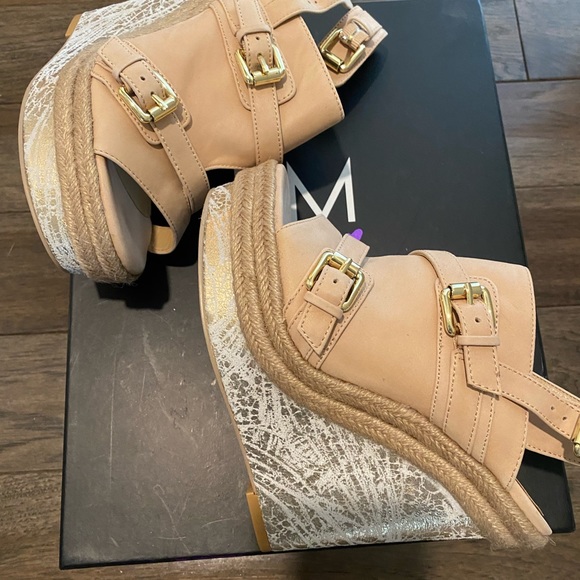 Donald Pliner NEW wedges. Very sexy - Picture 3 of 9